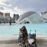 mamma e figli e sullo sfondo ila citt&agrave; delle arti e della scienza