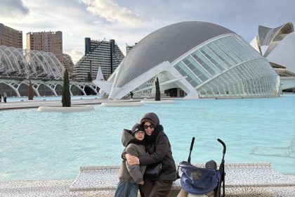 mamma e figli e sullo sfondo ila città delle arti e della scienza