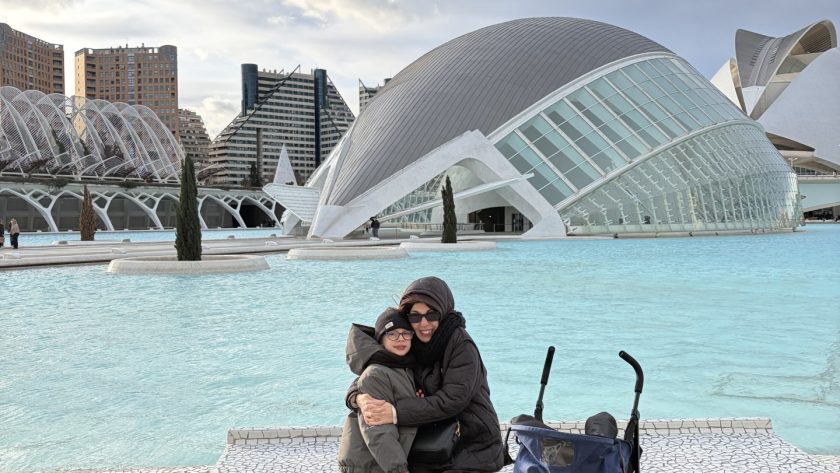 mamma e figli e sullo sfondo ila città delle arti e della scienza