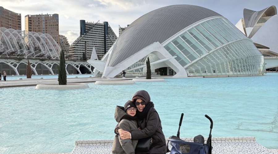 mamma e figli e sullo sfondo ila città delle arti e della scienza